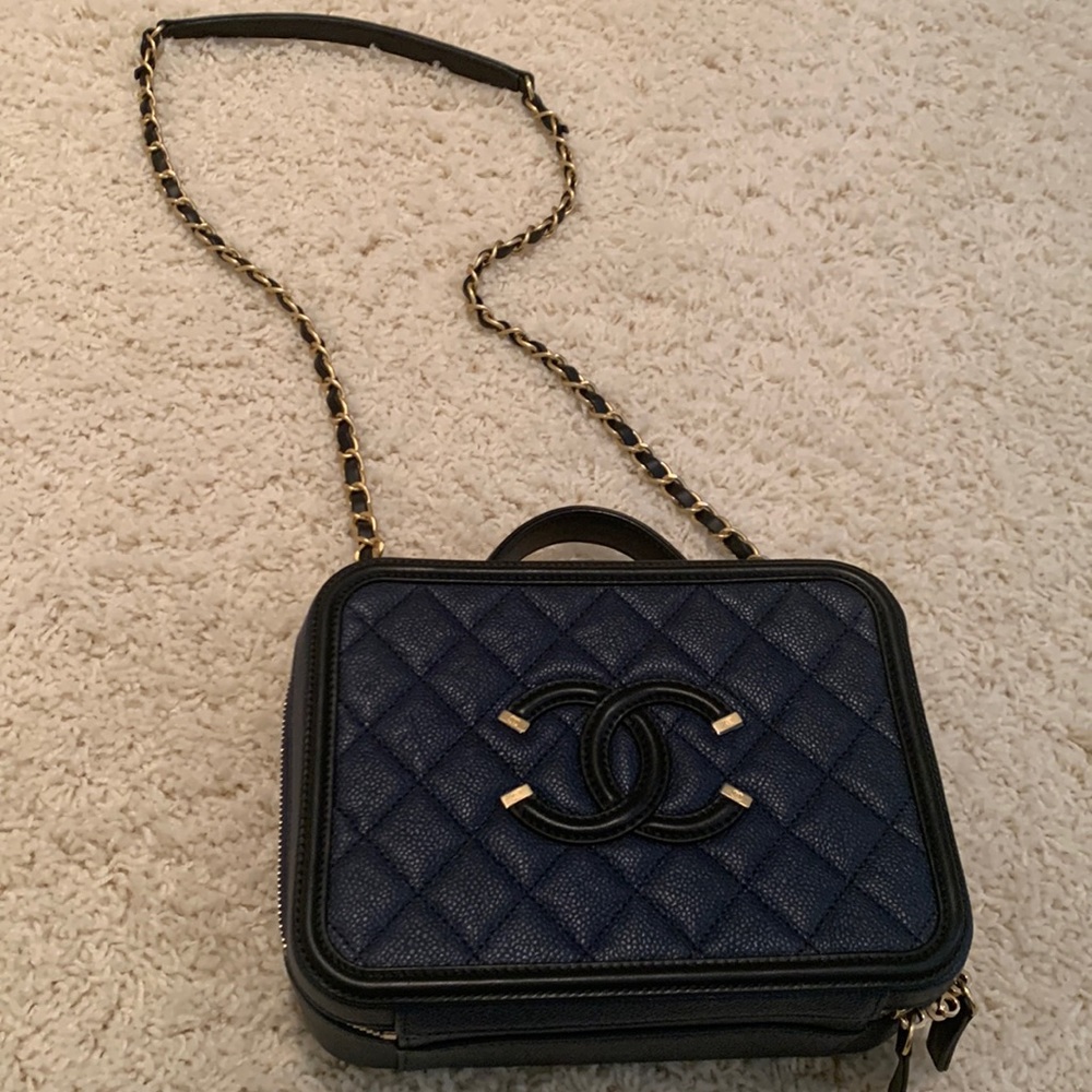CHANEL small vanity case in navy blue leather.